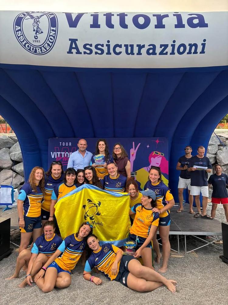 👉Si è conclusa sulla spiaggia di Mazzeo la prima giornata del Vittoria Tour Beach Rugby, un appuntamento che ha unito s...