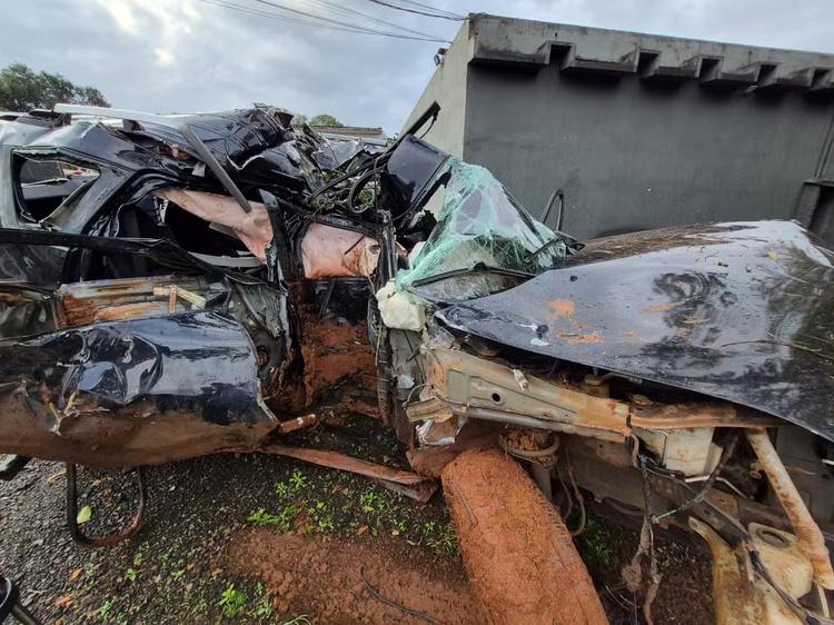 Duas jovens morrem em acidente com carro que levava dez pessoas no Paraná