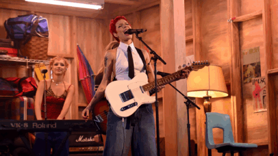 Halsey é uma estrela do rock que ressurge das cinzas em ‘The Girl in the Tower’