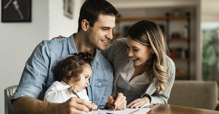Sistema Ailos lança simulador para ajudar famílias a investir no futuro dos filhos