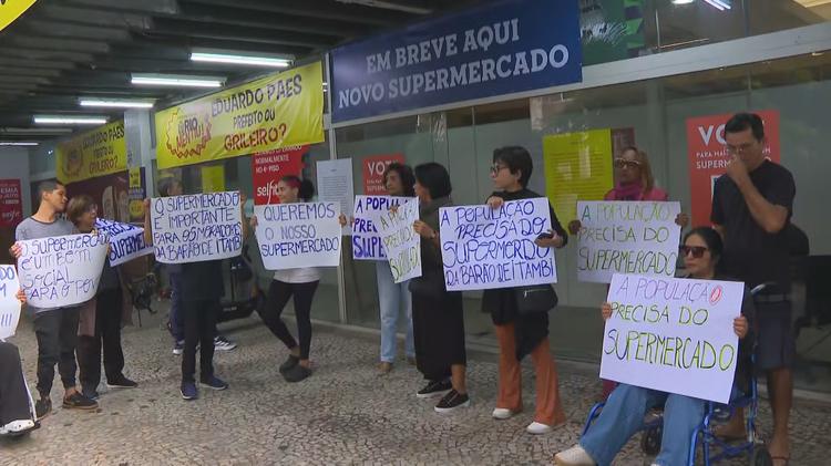 Protesto em Botafogo reúne moradores contra leilão de terreno de antigo supermercado