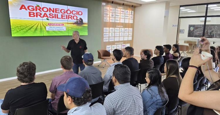 Jovens líderes da Cooperativa Comigo discutem inovação e governança durante visita técnica à Coopavel