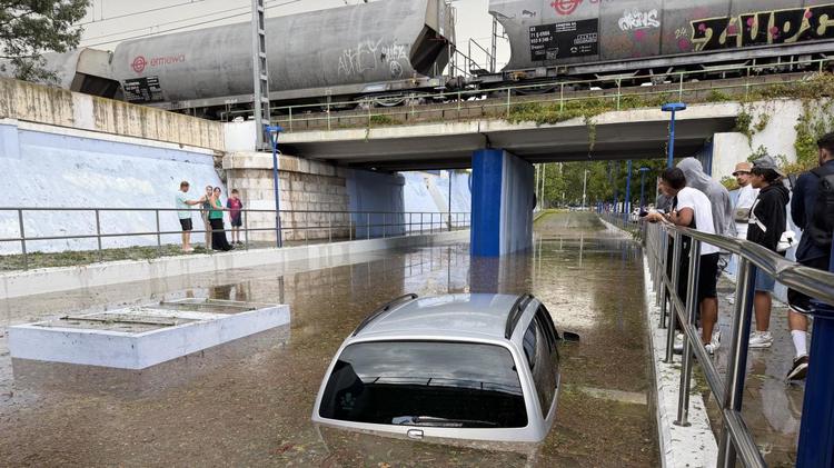 Una fuerte tormenta con granizo deja calles inundadas en Tarragona