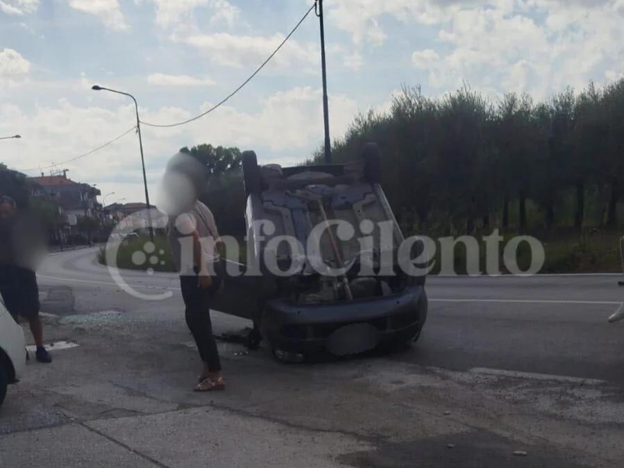 Castelnuovo Cilento, auto contro un muro e si ribalta: paura a Velina