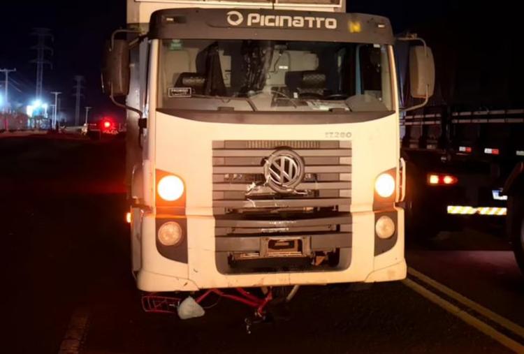 Ciclista morre ao entrar em rodovia e ser atingida por caminhão em MS