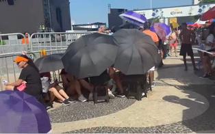 Horas antes do show, fãs de Shakira se aglomeram perto do palco em Copabana