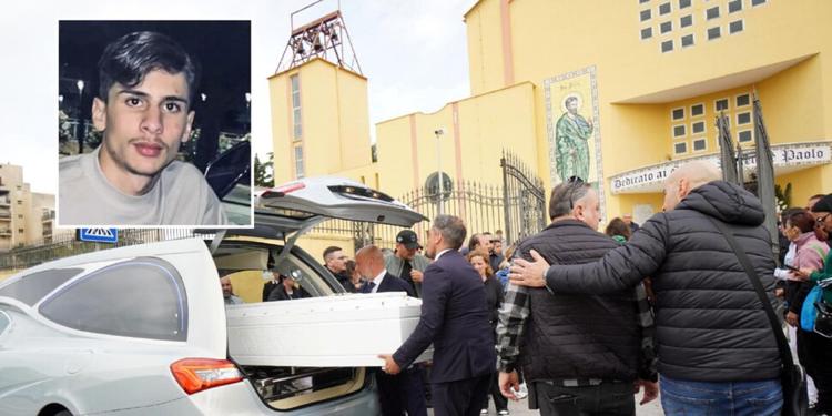 Una bara bianca e corone di fiori per l'addio a Fabio vittima innocente. Il cardinale Battaglia: "A Napoli troppi funerali di ragazzi"