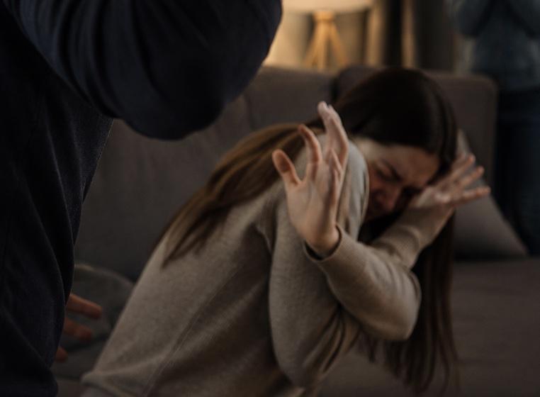 San Nicola la Strada, minaccia di morte e picchia la moglie davanti ai figli: arrestato 42enne