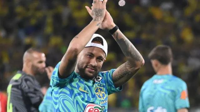 Neymar fica de fora de amistoso contra o Egito para seguir tratamento