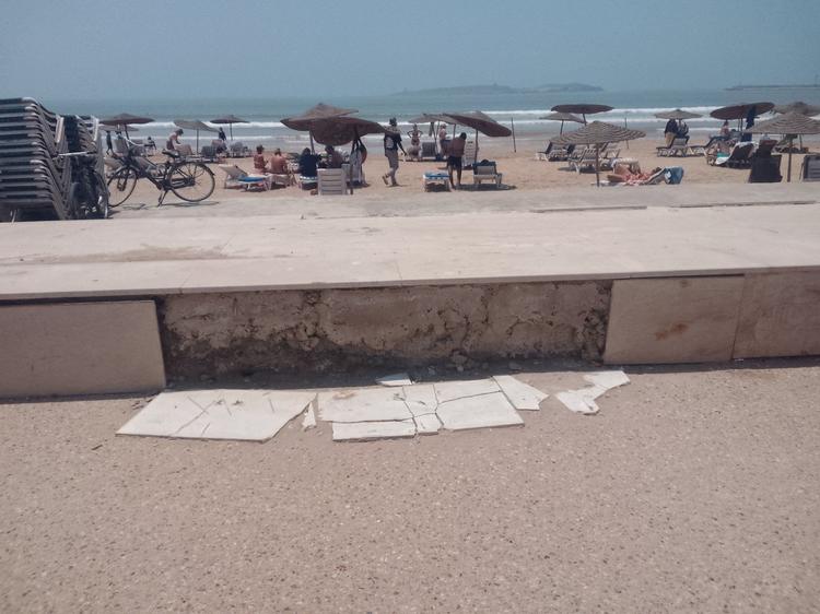 قبيل موعد الاصطياف.. مرافق شاطئ الصويرة في وضعية كارثية + صور