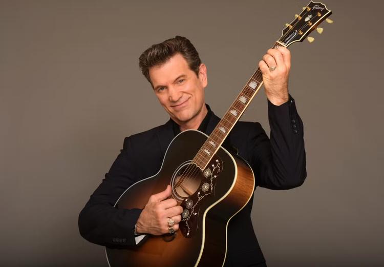Chris Isaak vem ao Brasil pela 1ª vez e exalta Elvis Presley: 'Antes dele, não havia nada'