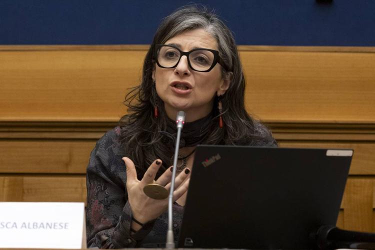 Il ritorno della Albanese: "Io vittima delle sanzioni". Poi l'attacco a Roma e Berlino: "Il genocidio è colpa vostra"