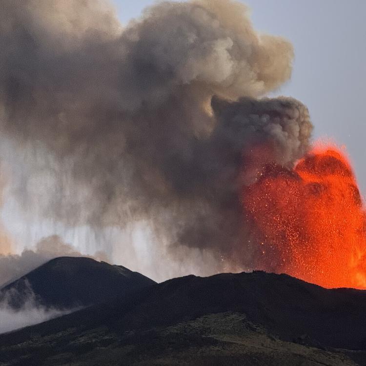 L'Etna torna a eruttare: allerta sui voli e ingressi contingentati all'aeroporto di Catania