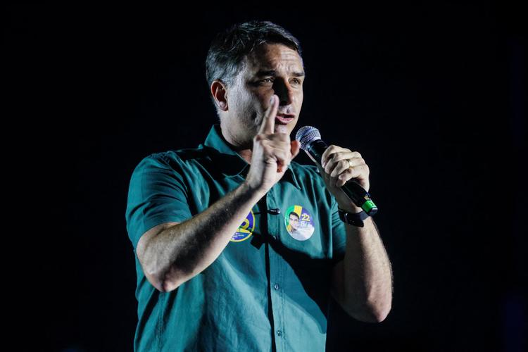 Flávio Bolsonaro atuou no STJ na defesa de PMs réus por mortes de inocentes no RJ