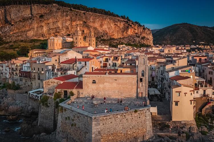 Cefalù dall’alto: la Rocca che domina il borgo e la Cattedrale che ne custodisce l’anima. #visitcefalu