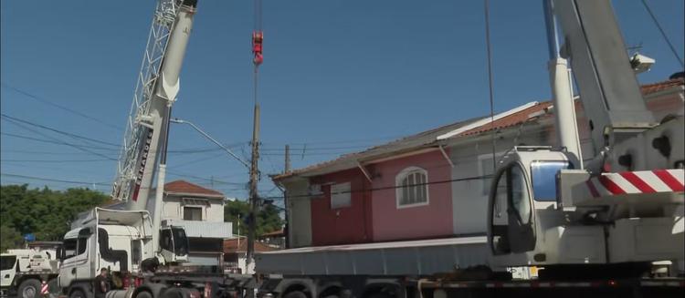 Carreta tomba após asfalto ceder e atinge casas no Ipiranga, Zona Sul de SP