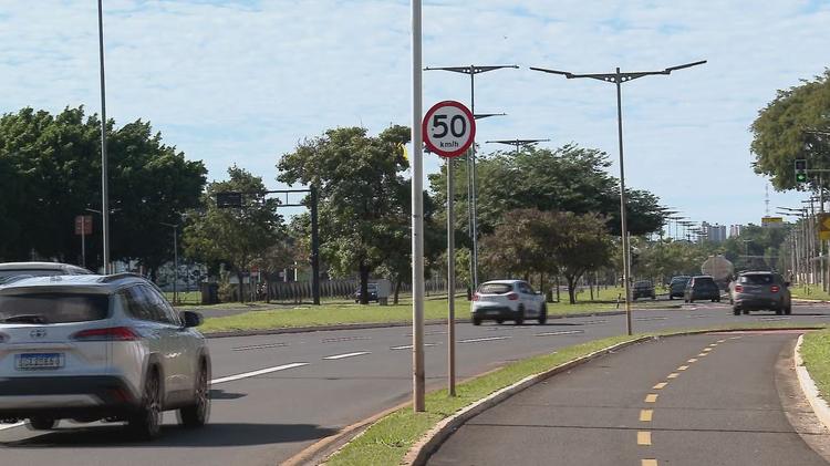 Mulher morre após perder controle de motocicleta e bater em poste de iluminação