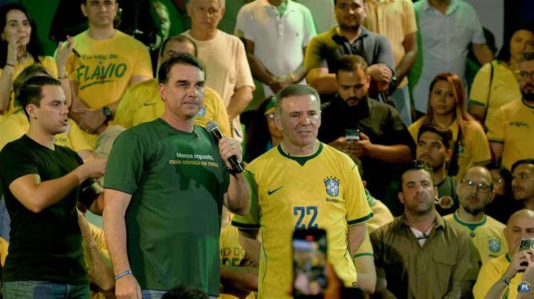 Após crise com Michelle, André Fernandes deixa recado sobre pré-candidatura do pai ao Senado: 'quem estiver achando ruim que se exploda'