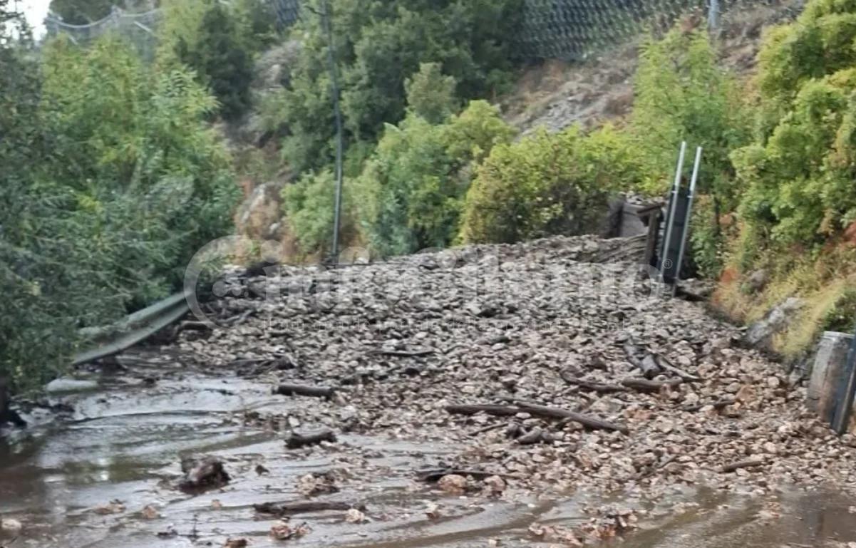 Maltempo nel Cilento, frana sulla Sp13: bloccata l’entrata a Monteforte