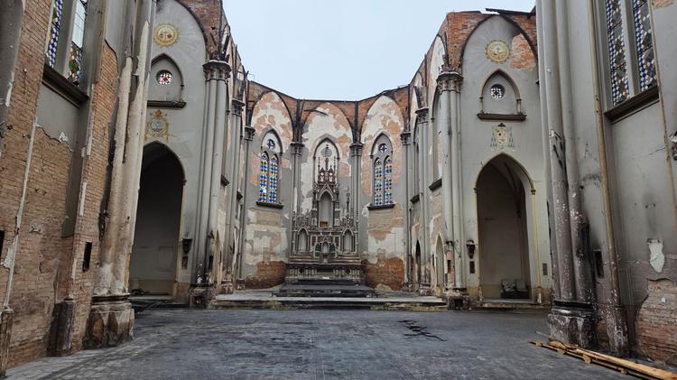 Voluntários realizam força-tarefa de limpeza e marcam início da reconstrução da Igreja Matriz de Flores da Cunha