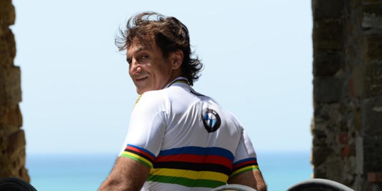 L'eterno inno alla vita e alla libertà di Alex Zanardi: le sue mille vite in una soltanto, che tutti dovrebbero conoscere