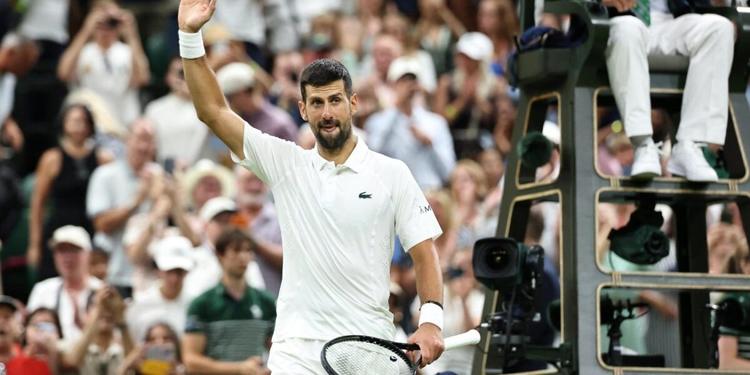 Djokovic domina Tsitsipas e vola al terzo turno di Wimbledon