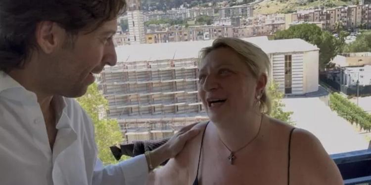 Torna in Sicilia dalla Germania dopo la morte della madre e riconsegna la casa popolare