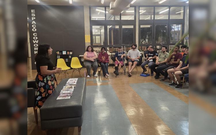 Escritora usa 18 livros autorais para ensinar alunos da rede pública em projetos voluntários: 'Apaixonada pela educação'