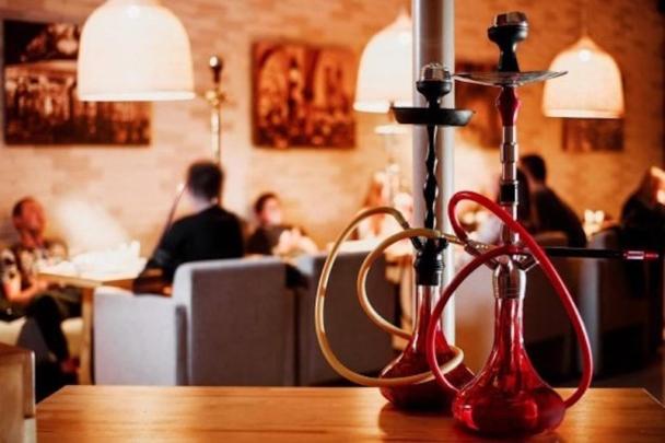 مداهمة مقهى للشيشة بمراكش تسفر عن حجز كمية كبيرة من المعسل ومشروبات كحولية