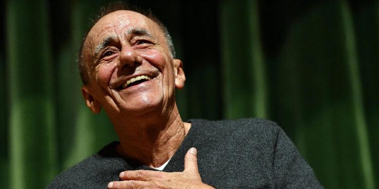 Vecchioni rassicura i fan dopo l'annullamento del concerto: "Dispiaciuto di non essere a Salerno, succede alla mia età"