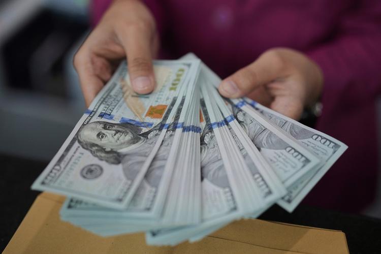 Dólar inicia o dia a R$ 4,89 com alta do petróleo e revisão da inflação no Focus