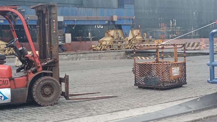 Cratera abre no Porto do Pecém durante transporte de placa de aço