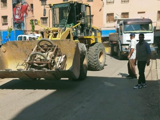 حملة واسعة لتحرير الملك العمومي بإزيكي وحجز 20 عربة + صور