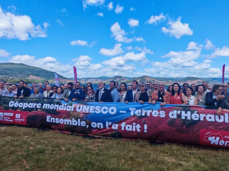 Peut être une image de ‎clarinette et ‎texte qui dit ’‎CEOPARC Terres Herault 盒 unesco Géoparc mondial UNESCO mondiaruNesco - Terres d'Héraul Ensemble, 'α on ν'ά L' fait! لسع Her De‎’‎‎