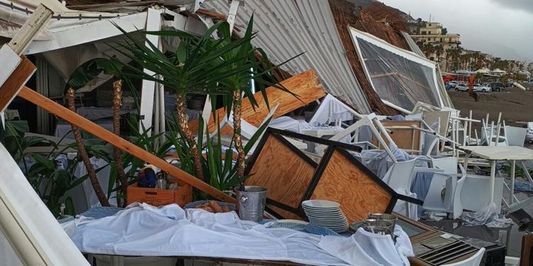 Tromba marina a Letojanni, scoperchiato uno stabilimento balneare: il tetto finisce in strada FOTO