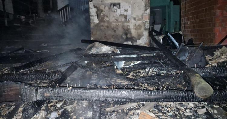 Incêndio destrói casa de madeira e mobiliza bombeiros em Balneário Camboriú