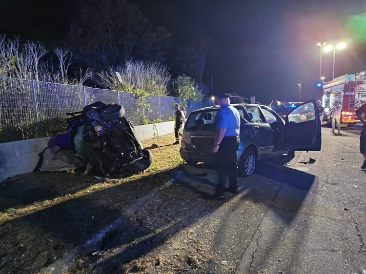Salento, tragico scontro frontale sulla S.P. 17: due coniugi perdono la vita in vacanza
