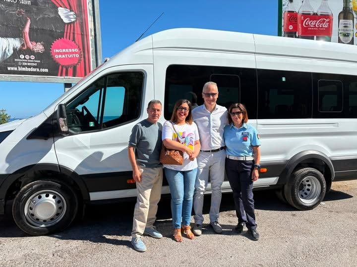 🏫🚌Il parco mezzi del Comune di Gioiosa Marea si arricchisce di un nuovo e moderno scuolabus Ford Transit da 24 posti,...
