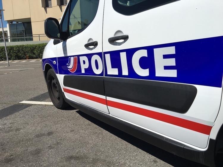 Un homme de 32 ans a failli renverser trois policiers et percuté un véhicule de police à Saint-Malo.