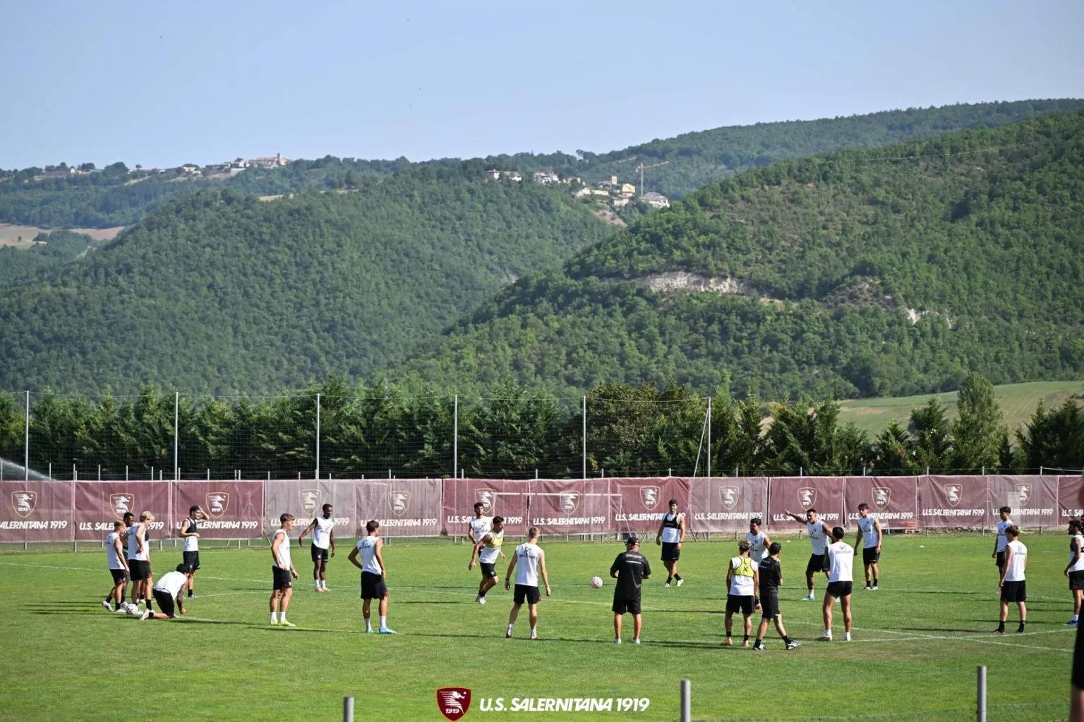 Salernitana, inizia il ritiro a Cascia: Cosmi al lavoro, Faggiano accelera sul mercato