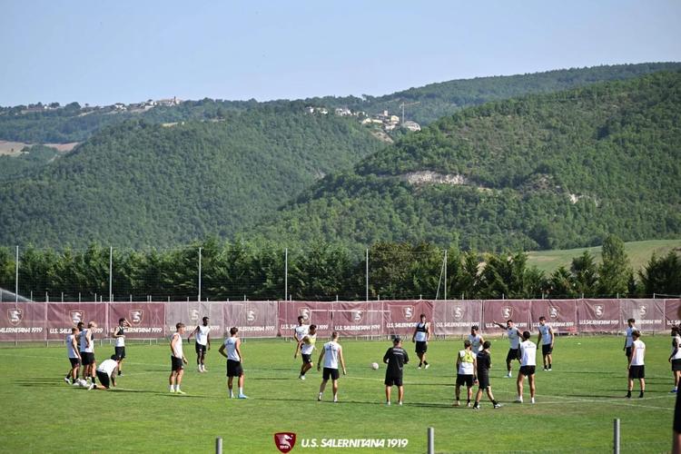Salernitana, inizia il ritiro a Cascia: Cosmi al lavoro, Faggiano accelera sul mercato
