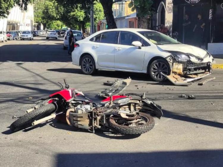 Motociclista fica ferido após acidente com carro em cruzamento de Governador Valadares