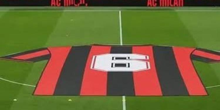 San Siro e il Milan omaggiano Baresi: la maglia numero 6 al centro del campo e uno striscione della curva: "Leggenda immortale"