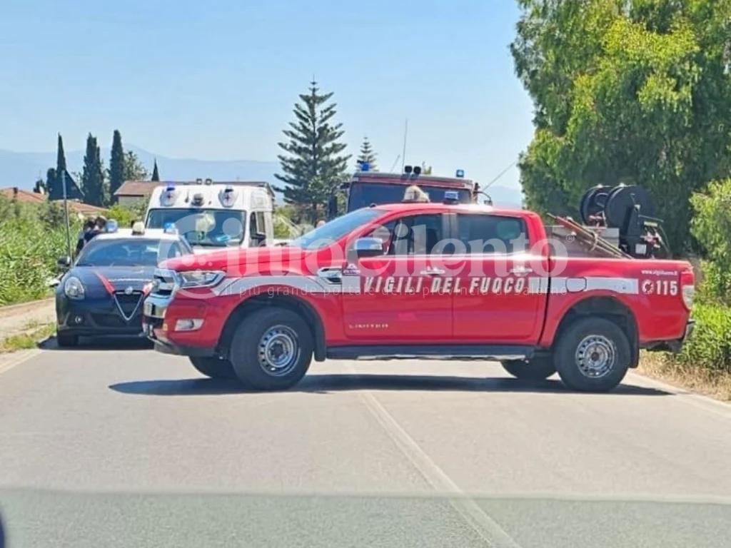 Capaccio Paestum, scontro frontale in via della Repubblica: un’auto finisce nella scarpata. Tre feriti