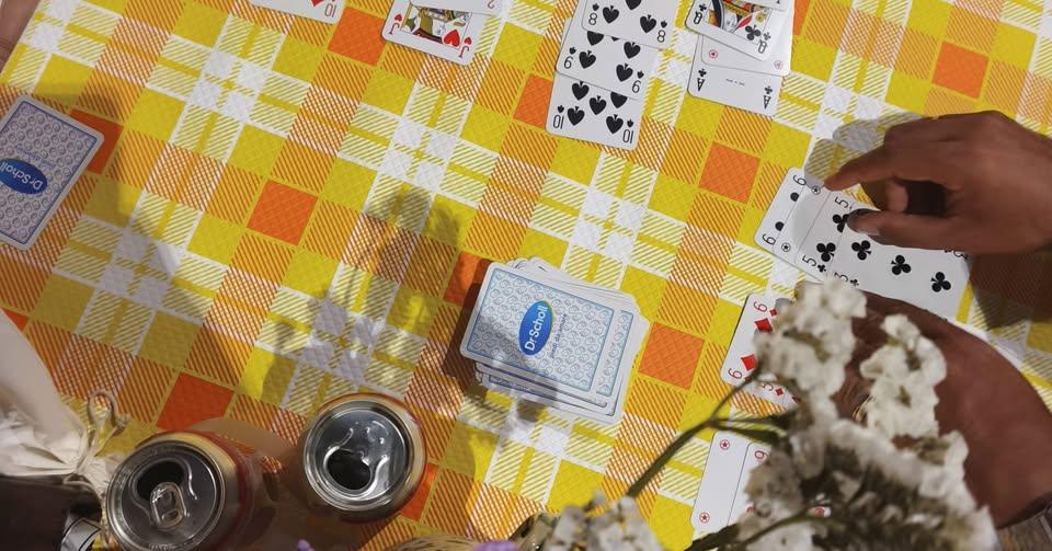 🎤 Voci e risate nel Chiostro 🎲🏓 Ci sono serate che non si possono raccontare solo con le foto, perché il loro valore...