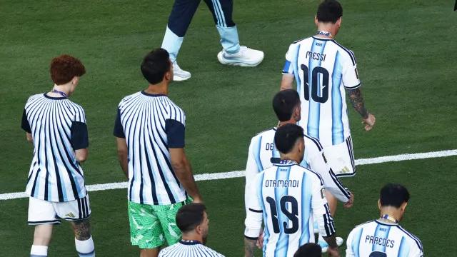 Argentina vira as costas para a Espanha durante entrega da taça