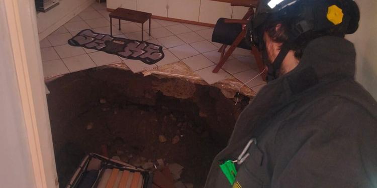 Crolla il pavimento di casa e spunta un rifugio antiaereo sconosciuto: sgomberate tre famiglie a Terni