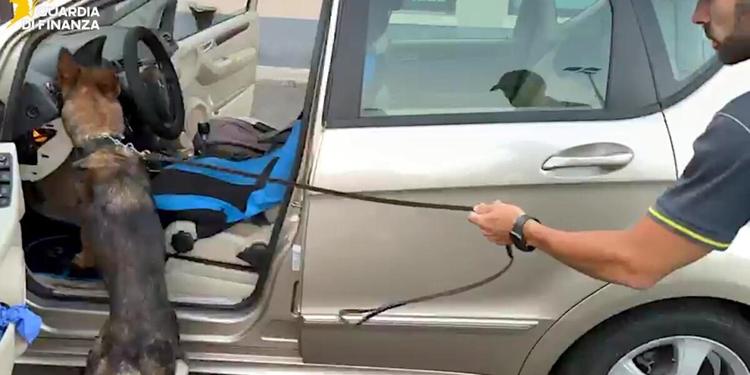 Catania, con 2 chili di cocaina al casello, arrestato corriere della droga