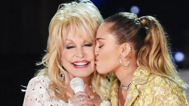 'Tenho um anjo ao meu lado', diz Miley Cyrus sobre morte de Dolly Parton