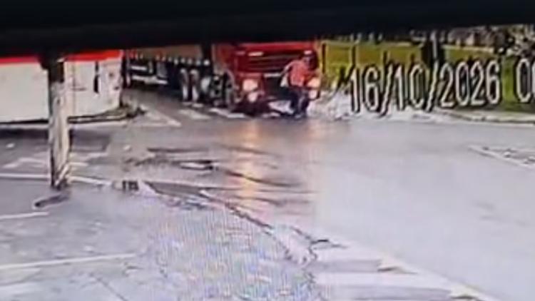 VÍDEO: Idoso morre atropelado por caminhão ao atravessar na faixa de pedestres em Caçapava, SP